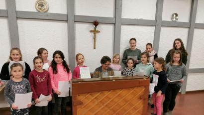 Bild: gz
Der für die Kinderchristmette neu gegründete Kinderchor mit Organistin Martina Brenner und Solosängerin Anna-Lena Klug (rechts).