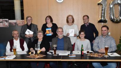 Bild: hcz
Die Mundart-Poeten Wolfgang Leo Bäumler, Christa Haubner, Günter Weber, Gertraud Mois und Markus Keßler (sitzend von links) mit den Vorstandsmitgliedern des "Café Mitte" Veit Wagner, Martina Lang, Roswitha Schunk und Wolfgang Lindner.