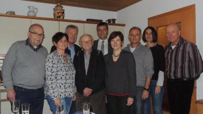 Bild: mor
Max Reiter (vorne, Mitte) feiert 95. Geburtstag. Familie, Vereinsvertreter und Bürgermeister Edgar Knobloch (hinten, Mitte) geben sich am Ehrentag ein Stelldichein.