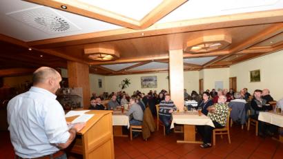 Bild: bey
Bürgermeister Max Völkl berichtet ausführlich über das gemeindliche Geschehen im zurückliegenden Jahr und gibt Antworten auf Fragen aus dem Zuhörerkreis.