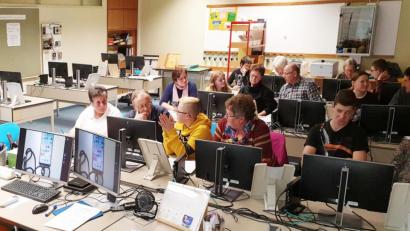 Bild: njn
Die Senioren konnten von den Jungen einiges in Sachen Smartphone lernen.