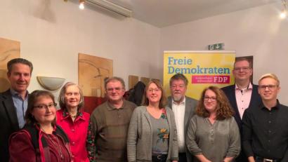 Bild: exb/Gramlich
MdB Ulrich Lechte (Zweiter von rechts) unterstützt die FDP-Kreistagskandidaten Lorenz Scherer, Martina Strauch, Anna Pietz, Hans Pietz, Mathilde Wilka, Wolf-Dieter Grahn,
Janette Stopkova und Tobias Koller (von links).