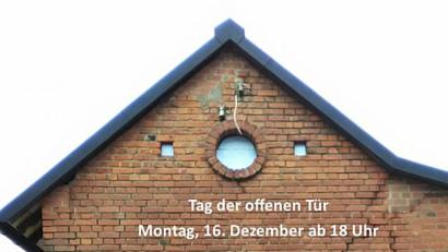 Bildmontage: ld
Ob diese Tür am Montag offen sein wird, ist eher fraglich. Das Original ist noch in den Händen der Sandstrahlerei von Bernd Würstl in Neusorg zu Sanierung. Der Westeingang steht für Interessenten offen.