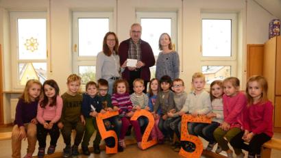 Bild: bey
Die Vorschulkinder, Kinderhausleiterin Iris Widmann (links) und Stellvertreterin Angelika Feige (rechts) überreichen dem Vorsitzender der Kinderkrebshilfe in der Region Oberpfalz-Nord, Herbert Putzer, eine Spende von 525 Euro.