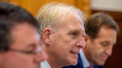 Bild: Armin Weigel, dpa
Clemens Prokop (Mitte), leitender Oberstaatsanwalt, spricht während der Pressekonferenz zu den aktuellen Entwicklungen im Todesfall Maria Baumer. Links Staatsanwalt Thomas Rauscher, rechts der Regensburger Kripochef Harald Wiesenberger.