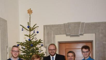 Bild: exb
Für Kinderhort-Leiterin Gabriele Ertl und ihr Team ist fast schon Weihnachten: Gemeinsam mit Stadtpfarrer Markus Schmid (Zweiter von rechts) erhalten sie von Landrat Andreas Meier einen Scheck für die Einrichtung.