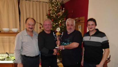 Bild: gz
Der Vorsitzende Josef Kleber dankte Pokalspender Franz Berger und gratulierte Martin Forster zum Pokalsieg (von links). Dem Dank und der Gratulation schloss sich zweiter Vorsitzender Matthias Riedl an.
