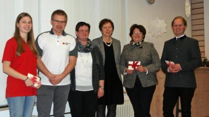 Bild: agr
Elisabeth Scheidler, Max Lang (Bereitschaft BRK), Christine Schmid, Elisabeth Blend (Frauenburd) Marianne Deml (Orgelbauverein) und Pfarrer Stefan Wagner zeigt das Bild (von links).