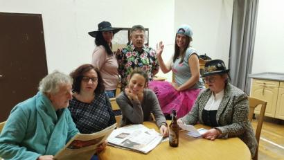 Bild: gi
Die Theaterfreunde Moosbach präsentieren am 28. und 29. Dezember in der Turnhalle das Lustspiel „Das verflixte Klassentreffen“.