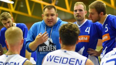 Bild: A. Schwarzmeier
Roman Lang (Dritter von links), Trainer der Hamm Baskets Weiden, warnt seine Spieler davor, die DJK Eggolsheim als Schlusslicht der Bayernliga Nord zu unterschätzen.