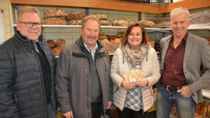 Bild: jr
Die drei SPD-Stadträte Gerhard Greim, Johann Brandl und Manfred Sommer (von links) überreichten an Tafel-Vorsitzende Nicole Fürst 300 Euro.