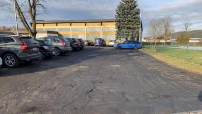 Bild: adj
Wie eine bessere Teststrecke für Stossdämpfer mutet der Parkplatz vor dem Sportgelände an. Jetzt soll er für 35000 Euro saniert werden. Der Gemeinderat gewährt dem Sportverein einen Zuschuss über 5000 Euro.