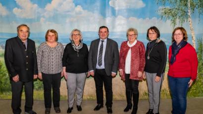 Bild: wms
Auszeichnung gab es für langjähriges Engagement im Chor (von links): Rudi Panrucker (über 50 Jahre Chorleiter), Gerlinde Gleißner (40 Jahre), Renate Falk (60 Jahre), Pfarrer Konrad Amschl, Lieselotte Heldwein (40 Jahre), Renate Schicker (3o Jahre) und Pfarrgemeinderatssprecherin Theresa Meindl.