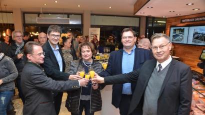 Bild: dob
Dekan Alexander Hösl, zweiter Bürgermeister Uli Münchmeier, Carolin Hausner, Alexander Hausner und Stadtpfarrer Dieter Schinke (von links nach rechts) stoßen auf den gelungenen Umbau an.