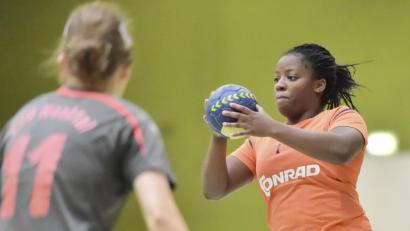 Bild: Hubert Ziegler , Ziegler
Bei der Niederlage gegen die SG Regensburg wurde Jesula Thomas (rechts) schmerzlich vermisst. Im Derby gegen den HC Weiden ist die Top-Torjägerin der HG Amberg wieder mit dabei. In ihren sieben Spielen erzielte sie 55 Treffer – im Schnitt 7,86 pro Partie.