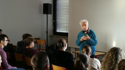 Bild: exb
Mit Ernst Grube besuchte einer der wenigen noch lebenden Holocaust-Zeitzeugen das Johann-Andreas-Schmeller-Gymnasium in Nabburg. Vor den Schülern der 11. Jahrgangsstufe hielt er einen ergreifenden und erschütternden Vortrag über seine Erlebnisse zur Zeit des Nationalsozialismus.