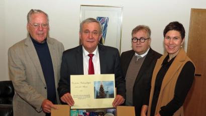 Bild: Dobmeier
Über 50 Pakete für Hilfsbedürftige freuen sich (von links): Helmuth Wächter, Oberbürgermeister Kurt Seggewiß, Wolfgang Holmeuer und Sabine Dippold.