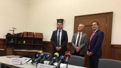 Bild: ca
Pressekonferenz in Regensburg: Staatsanwalt Thomas Rauscher (von links), Leitender Oberstaatsanwalt Dr. Clemens Prokop und Kriminaldirektor Harald Wiesenberger.