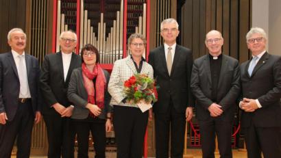 Bild: Weigl/Domspatzen 
Christine Lohse (Mitte) zusammen mit (von rechts): Peter Tezzele, Dompropst Franz Frühmorgen, Domkapellmeister Christian Heiß, Elternbeiratsvorsitzende Petra Pfaffenheuser, Domdekan Johann Neumüller und Ministerialbeauftragter Franz Xaver Huber.