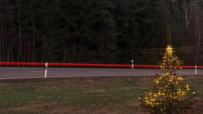 Bild: tr
Jetzt strahlt er wieder auf seiner Wiese an der Straße zwischen Tirschenreuth und Wondreb, der "Christbaum der Herzen"..