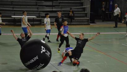 Bild: exb
Tobias Hör (rechts) war dieses Jahr Teilnehmer bei der Kin-Ball Weltmeisterschaft in Frankreich und spielte für das deutsche Team.