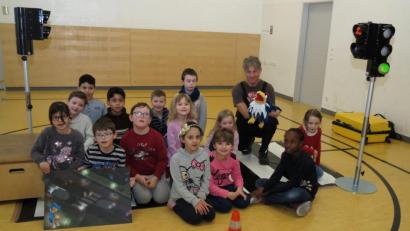 Bild: Dobmeier
Der Rabe „Adacus“ mit André Helwig vermittelt den Kindern der ersten Klasse an der Gerhardinger-Schule spielerisch das richtige Verhalten an der Ampel und am Zebrasteifen.