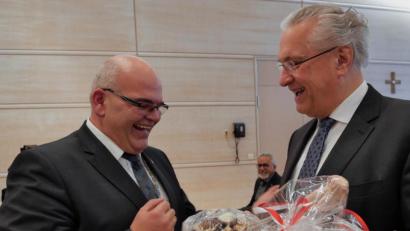 Bild: tr
Mit selbstgemachten Leckereien und hochprozentigem bedankte sich der Bürgermeister von Bad Neualbenreuth, Klaus Meyer bei Innenminister Joachim Herrmann, der ihm am freitag, den 13. die Ernennungsurkunde überreicht hatte..