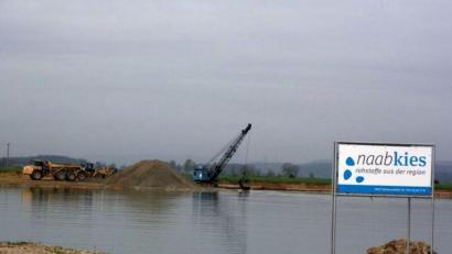 Bild: Thomas Dobler
Für die Fläche des Vorranggebietes für Kies-und Sand KS 46 „südwestlich Brensdorf“ wurde 2017 durch die Firma Naabkies GmbH & Co. KG ein Raumordnungsverfahren eingeleitet. Naabkies beutet bereits im sogenannten Vorranggebiet KS 18 im Süden Schwarzenfelds - also den Kiesweihern bei Deiselkühn (Bild) - Kies für die Firma Godelmann aus. Der Schwarzenfeler Marktrat ist gegen die neuen Pläne.