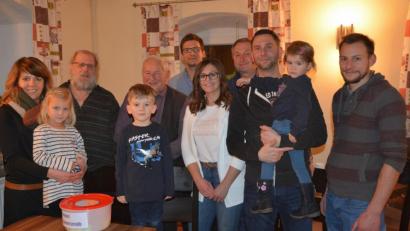 Bild: jr
50 Gewinner wurden im Rahmen der Konnersreuther Weihnachtsverlosung ermittelt. Bei der Ziehung der Gewinnnummern mit dabei waren (von links) Sabrina Wenisch mit "Glücksfee" Finnja, Pater Benedikt Leitmayr, "Glücksfee" Leo Heinritz, Altbürgermeister Michael Hamann, Wolfgang Pötzl, Julia Wörner, "Kopf-hoch"-Vorsitzender Edgar Wenisch, Andreas Heinritz mit "Glücksfee" Ella sowie Tobias Lauterbach.