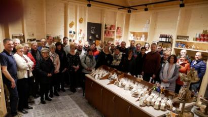 Bild: hmr
Die Besuchergruppe von CSU, Frauen-Union und Junger Union Waldsassen im neuen Verkaufsraum der Lebkuchenmanufaktur Rosner mit Wolfgang und Karin Neumann (von links) sowie Ortsvorsitzendem Markus Scharnagl (Achter von rechts) und Bürgermeister Bernd Sommer (Sechster von links).