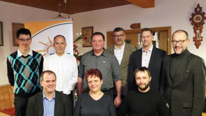 Bild: jma
Im Bild die Nominierten der Freien Wähler für den Gemeinderat um Vorsitzenden Holger Götz (vorne, links) mit den Wahlleitern Karl Lorenz und Thomas Riedl aus Eschenbach (stehend, von links).