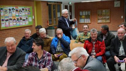 Bild: bkr
Zarte, hauchdünne Schokoladenherzen schenkte Josef Hecht zum Schluss der letzten öffentlichen Sitzung allen Zuhörern.