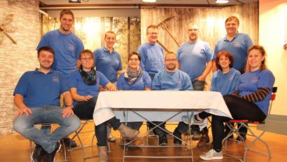 Bild: pi
"Wir sind gerüstet", freut sich die Theatergruppe um Regisseur Max Zehent (hinten, rechts) schon auf die Vorstellungen.