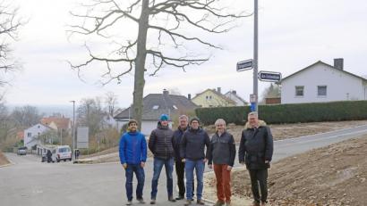 Bild: Susanne Schwab, Stadt Amberg/exb
Oberbürgermeister Michael Cerny (rechts) und die Baufachleute freuen sich über die Beendigung der Arbeiten an der Steingutstraße.