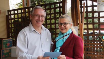 Bild: pi
Dr. Josef Nickl freut sich über die Spende von Manda Kick.