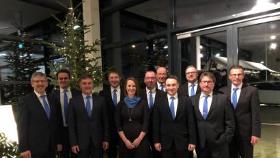 Bild: mez
Für pfiffige Innovationen und Weiterbildung bedankten sich die vier Vorstände bei der Weihnachtsfeier der örtlichen Raiffeisenbank bei ihren Mitarbeitern.