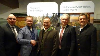 Bild: exb
Jörg Hacker (Mitte) wird neuer Geschäftsführer des Naturparks Fichtelgebirge. Das hat der Vorstand des Naturpark-Vereins einstimmig beschlossen. Mit im Bild von links Oliver Weigel und Ronald Ledermüller sowie von rechts Hermann Hübner und Karl Döhler.
