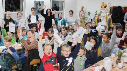 Bild: Picasa
Urkunden und Geschenke gabs bei der Weihnachtsfeier des Jugendrotkreuzes.