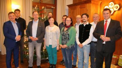 Bild: jrh
Bürgermeister-Kandidat Manuel Lischka (links) und Landrat Thomas Ebeling rahmen die neun CSU-Kandidaten.