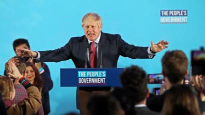 Bild: Gareth Fuller/dpa
Boris Johnson, Premierminister von Großbritannien, spricht vor Parteianhängern nach der Parlamentswahl. Die Konservativen haben die Parlamentswahl in Großbritannien klar gewonnen.
