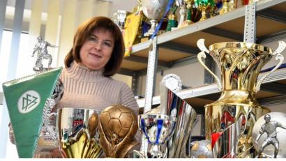 Bild: A. Schwarzmeier
Geschäftsstellenleiterin Susanne Böhm präsentiert eine kleine Menge der Pokale, die sich bei der SpVgg SV Weiden im Laufe der letzten drei Jahrzehnte angesammelt haben.