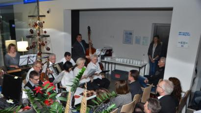 Bild: dob
Die Sitzweilgruppe Miesbrunn kommt ruhig und still daher. Wohltuende Klänge, die gerade in der Vorweihnachtszeit die Seelen streicheln.