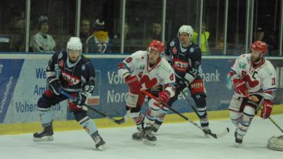 Bild: gb
Die Blue Devils verloren am Freitag gegen den Tabellenzweiten Deggendorfer SC unglücklich mit 4:5 nach Verlängerung.Hier lauern die Weidener Marco Pronath (links) und Chase Clayton (Zweiter von rechts) sowie die Deggendorfer Curtis Leinweber (rechts) und Jan Pietsch (Zweiter von links) auf die Scheibe.