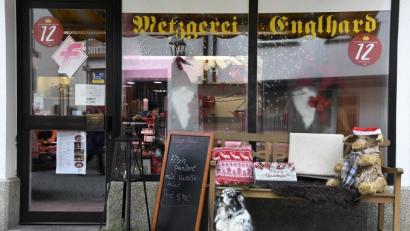 Bild: Petra Hartl
Eingerahmt von „Fisch paniert“ und wartendem Hund wartet auch das Deko-Strohschwein auf seiner Bank vor der Metzgerei Englhard auf seine Genehmigung und denkt sich wohl derweil: „Ich glaub, mein Schwein pfeift.“