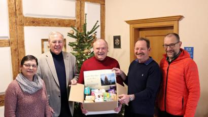 Bild: jma
Die Paketaktion für Bedürftige ist für (von links) Lucia Fraunholz-Armstrong, Helmuth Wächter, Peter Lehr, Helmut Amschler und Karl Lorenz eine Herzensangelegenheit.