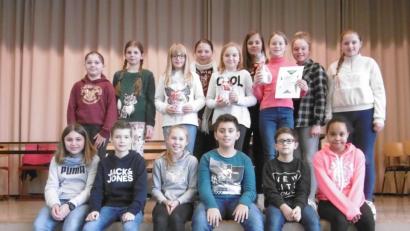 Bild: jzk
Von den 15 besten Vorlesern des sechs sechsten Klassen wurde Lucia Schäffler Schulsiegerin (letzte Reihe, Dritte von rechts), Emilia Müller zweite Schulsiegerin (letzte Reihe, Fünfte von links) und Franziska Kirschner dritte Schulsiegerin (letzte Reihe, Dritte von links).