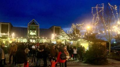 Bild: Götz
Festlich beleuchtet präsentierte sich der Vorplatz der Sporthalle zum Wackersdorfer Weihnachtsmarkt.