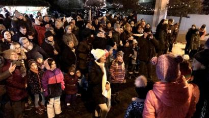 Bild: eig
Der Kirchenvorplatz ist voll, als die Kinder der Kindertagesstätte und das Christkindl den kleinen Markt eröffnen.