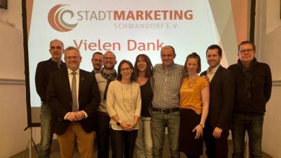 Bild: exb/Dehling
Oberbürgermeister Andreas Feller (Zweiter von links) wünschte dem neuen Vorstand des neugegründeten Vereins Stadtmarketing Schwandorf viel Erfolg. Alexander Heinz (Vierter von rechts) wurde zum Vorsitzenden gewählt.