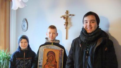 Bild: gm
Die Messdiener Noah, Oliver und Tim (von links) mit dem hübsch geschmückten Marienbild bei einer Familie. Sie vollziehen den althergebrachten religiösen Brauch des Frauentragens zur Ehre Gottes.